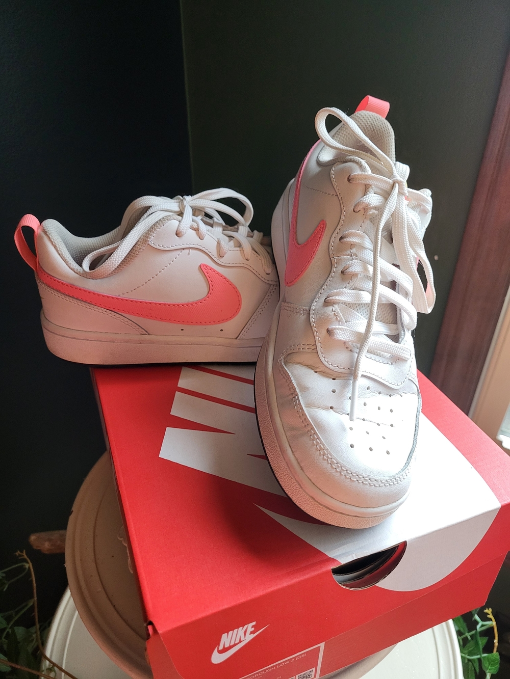 Nike White Kids Low-Top Sneakers with Pink Swoosh